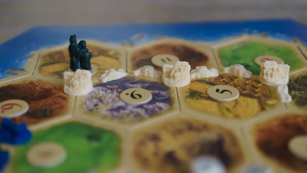 Read more about the article Coloniștii din Catan  – fenomenul internațional care a însuflețit interesul pentru board games